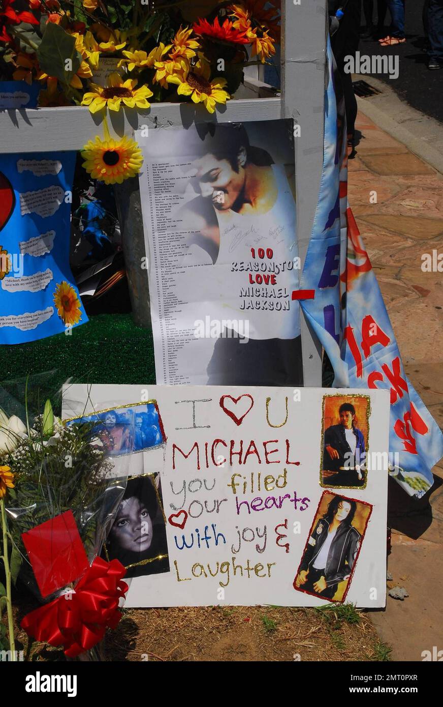 Su quello che sarebbe stato il suo 51st ° compleanno tifosi del tardo cantante pop Michael Jackson, che è morto il 25 giugno 2009, si riuniscono presso il suo luogo di sepoltura e la sua stella sulla Hollywood Walk of Fame. I fan hanno lasciato carte e fiori fatti a mano sia al Glendale Forest Lawn Cemetery, dove Jackson è sepolto, sia alla sua stella davanti al famoso Grauman's Chinese Theatre. Coloro che si sono riuniti erano in buoni spiriti e ci era persino un flare di novità sulla camminata della fama mentre i passanti hanno fatto la loro foto scattata con un sosia di Michael Jackson. Secondo i rapporti i figli di Jackson, figlio Principe Michael i, 13, d Foto Stock