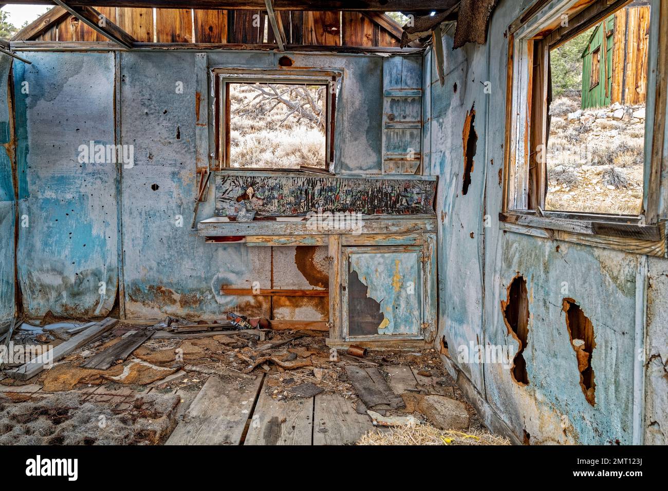 L'interno di una baracca in rovina in un'operazione mineraria abbandonata, Nevada, USA Foto Stock