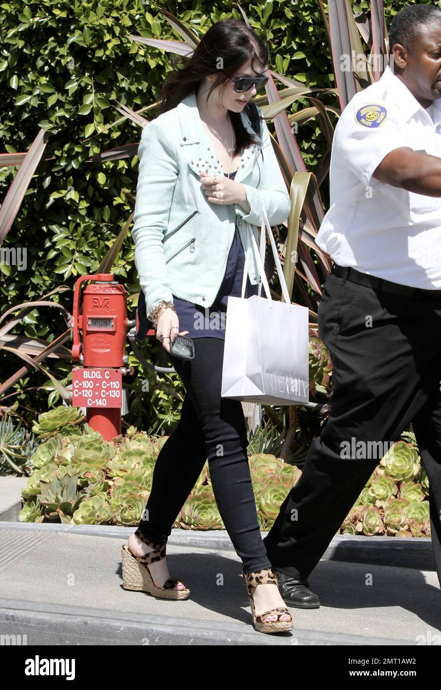 L'attrice Michelle Trachtenberg è stata avvistata facendo shopping a Malibu  indossando una giacca in pelle con borchie bianche, una parte superiore  blu, jeans neri skinny e zeppe con stampa animale. Los Angeles,