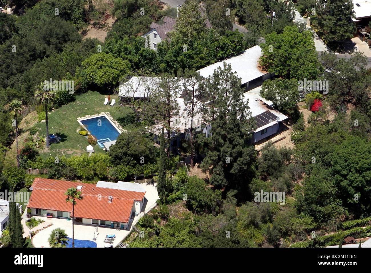 ESCLUSIVO!! Questa è la casa che 19 anni oldÊMiley Cyrus ha secondo quanto riferito acquistato per $3,9 milioni di dollari in un quartiere Studio City di Los Angeles. ÊThe 5 camera da letto, 6,5 bagno, Ê5,173 footÊestate quadrato-è stato costruito originariamente nel 1952 ed era stato recentemente completamente ristrutturato. ÊThe multi-alata contemporanea California residenza in stile ranch, che si trova su 1,15 ettari di barche una camera da letto a due piani con due camere familiari, entrambi con bagno privato una suite master con salotto privato, camino, lucernario e bagno in stile spa con doccia a vapore e vasca idromassaggio separata, due armadi a muro Foto Stock