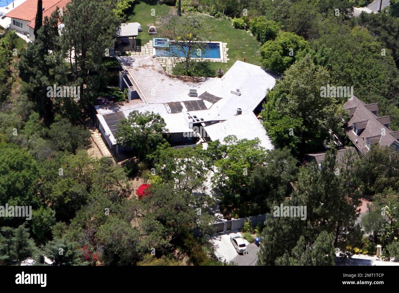 ESCLUSIVO!! Questa è la casa che 19 anni oldÊMiley Cyrus ha secondo quanto riferito acquistato per $3,9 milioni di dollari in un quartiere Studio City di Los Angeles. ÊThe 5 camera da letto, 6,5 bagno, Ê5,173 footÊestate quadrato-è stato costruito originariamente nel 1952 ed era stato recentemente completamente ristrutturato. ÊThe multi-alata contemporanea California residenza in stile ranch, che si trova su 1,15 ettari di barche una camera da letto a due piani con due camere familiari, entrambi con bagno privato una suite master con salotto privato, camino, lucernario e bagno in stile spa con doccia a vapore e vasca idromassaggio separata, due armadi a muro Foto Stock