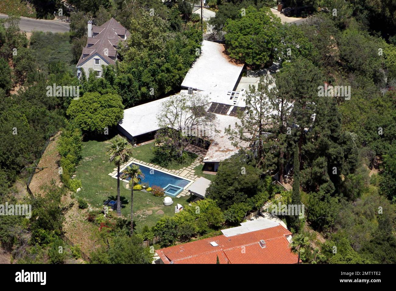 ESCLUSIVO!! Questa è la casa che 19 anni oldÊMiley Cyrus ha secondo quanto riferito acquistato per $3,9 milioni di dollari in un quartiere Studio City di Los Angeles. ÊThe 5 camera da letto, 6,5 bagno, Ê5,173 piazza-footÊestate wasiginally costruito nel 1952 ed era stato recentemente completamente ristrutturato. ÊThe multi-alata contemporanea California residenza in stile ranch, che si trova su 1,15 ettari di barche una camera da letto a due piani con due camere familiari, entrambi con bagno privato una suite master con salotto privato, camino, lucernario e bagno in stile spa con doccia a vapore e vasca idromassaggio separata, due cabine armadio e. Foto Stock