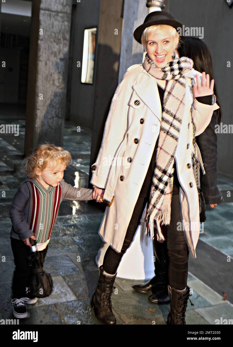 In un trench trendy, la sciarpa di Burberry e fedora Ashlee Simpson e il figlio Bronx Wentz partecipano alla 2nd Annual Milk and Bookies Story Time Celebration tenutasi presso lo Skirball Cultural Center. Los Angeles, California. 03/20/11. Foto Stock