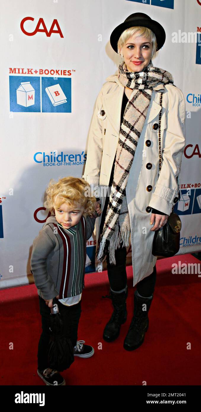 In un trench trendy, la sciarpa di Burberry e fedora Ashlee Simpson e il figlio Bronx Wentz partecipano alla 2nd Annual Milk and Bookies Story Time Celebration tenutasi presso lo Skirball Cultural Center. Los Angeles, California. 03/20/11. Foto Stock