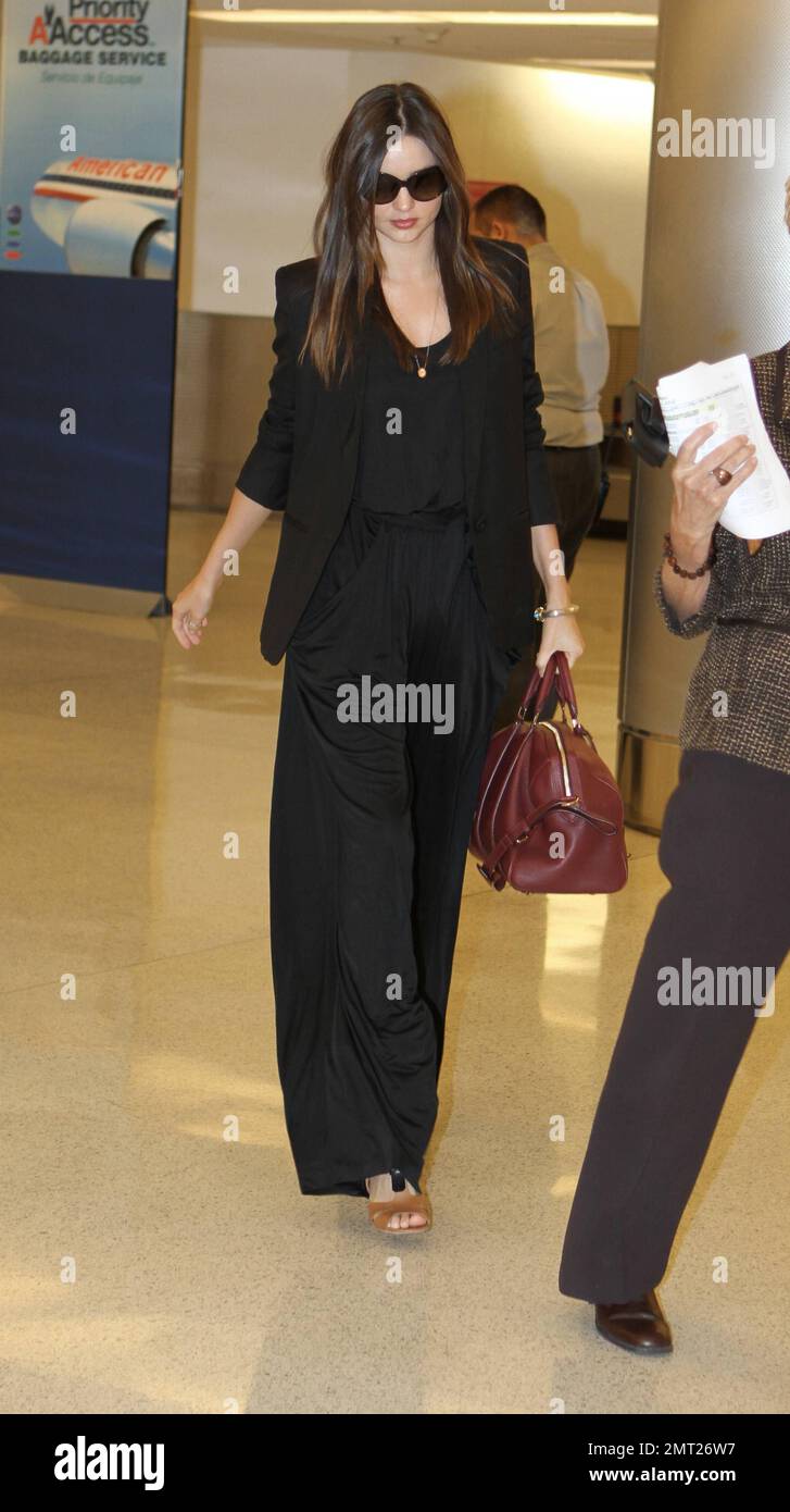 ESCLUSIVO!! Supermodel e Victoria's Secret Angel Miranda Kerr indossa un  abito nero, una grande borsa rossa e occhiali da sole Christian Dior quando  arriva all'aeroporto internazionale di Miami in volo da Los