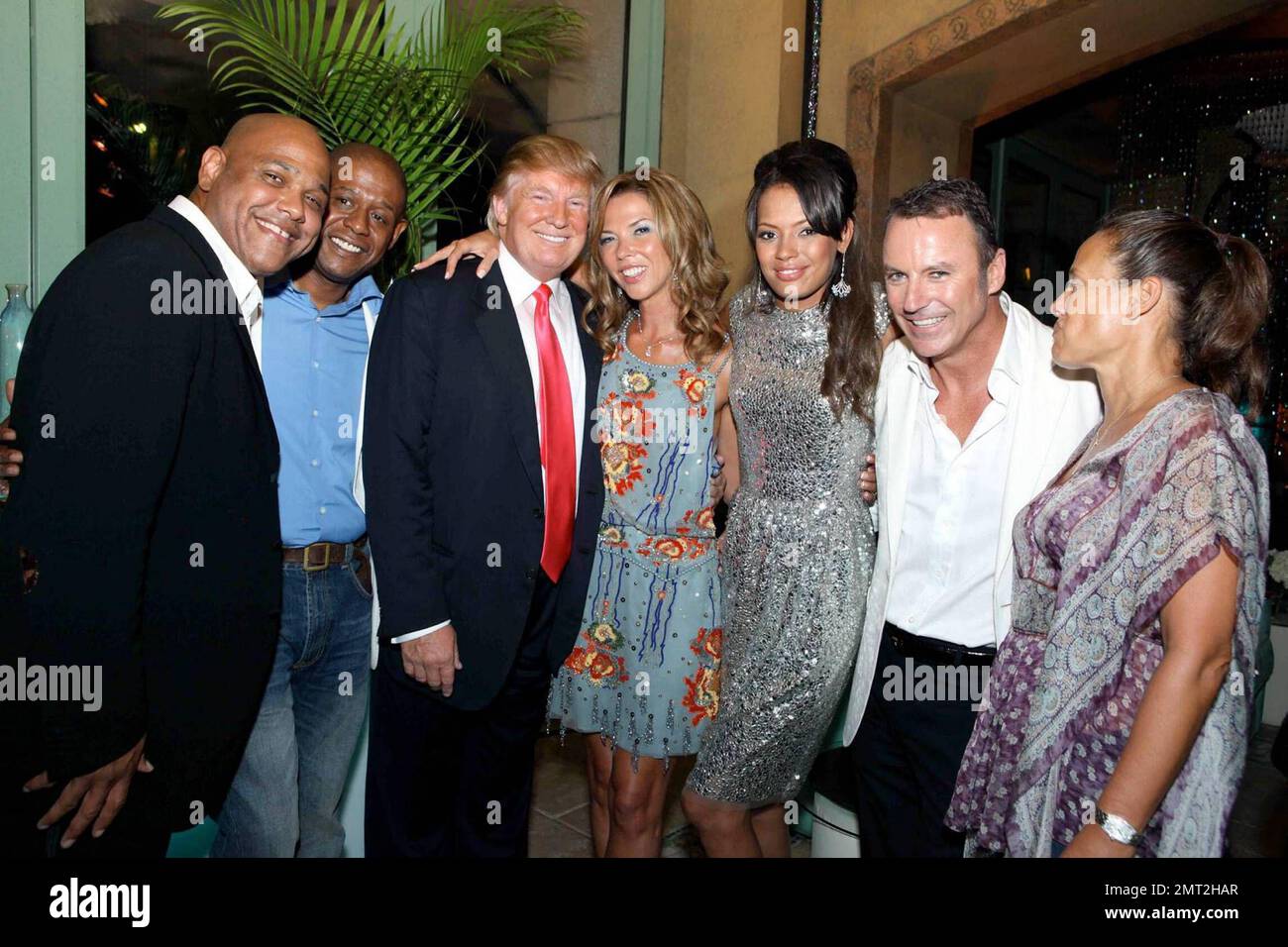 ESCLUSIVO!! Donald Trump celebra il compleanno di Sol Kerzner con Heather Kerzner in un party privato al Coronation Ball dopo il concorso Miss Universo all'Atlantis su Paradise Island nelle Bahamas. 8/23/09. Foto Stock