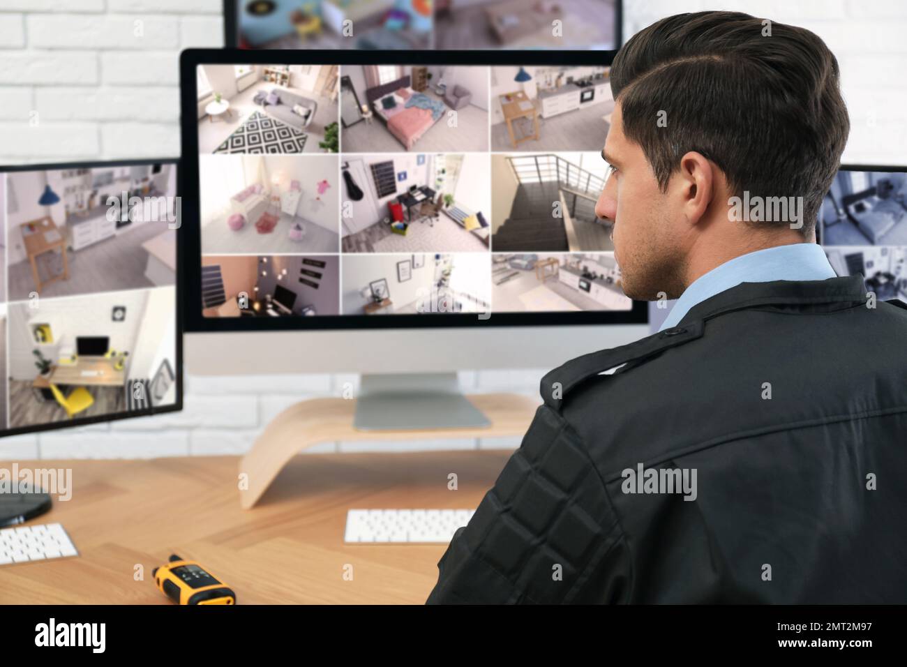 Telecamere di monitoraggio della protezione di sicurezza maschile sul luogo di lavoro Foto Stock