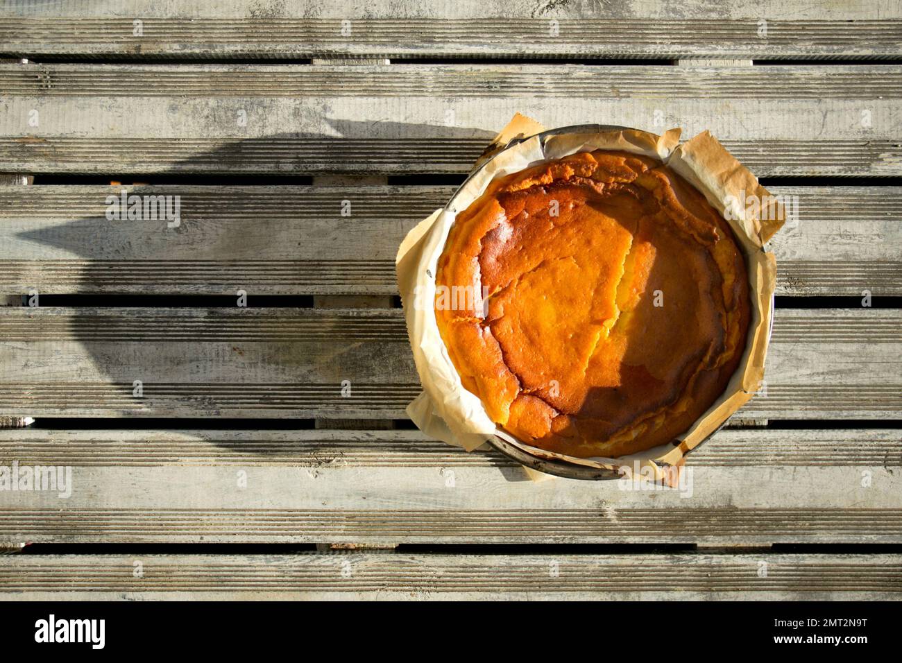 Cheesecake è un dolce dolce composto da uno o più strati. Lo strato principale, e più denso, è costituito da una miscela di formaggio fresco morbido, uova, e. Foto Stock