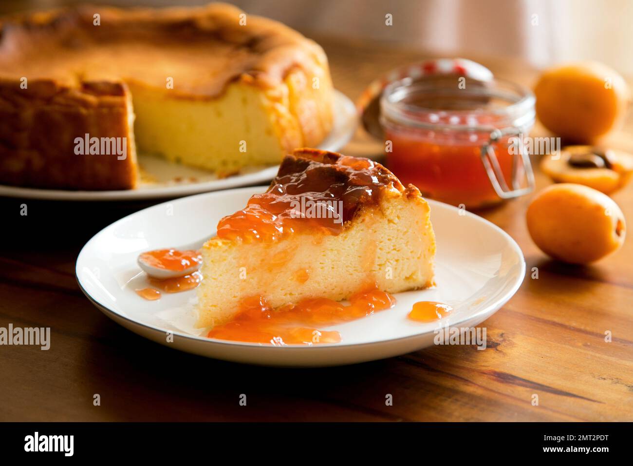 Cheesecake è un dolce dolce composto da uno o più strati. Lo strato principale, e più denso, è costituito da una miscela di formaggio fresco morbido, uova, e. Foto Stock