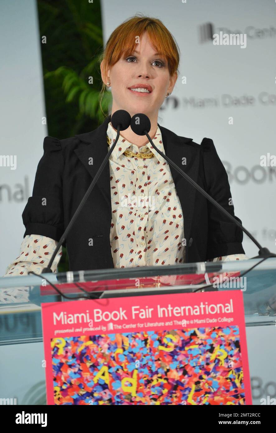 Molly Ringwald firma copie del suo libro "When it Happens to You: A novel in Stories" alla Miami International Book Fair al Miami Dade College di Miami, Florida. 18th novembre 2012. Foto Stock