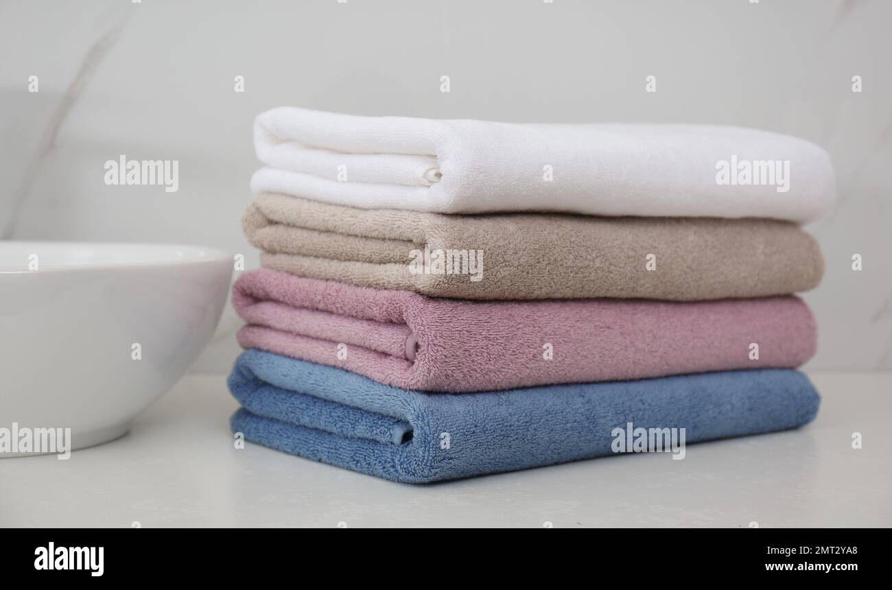 Pile di asciugamani in bagno. Lavanderia giorno Foto Stock