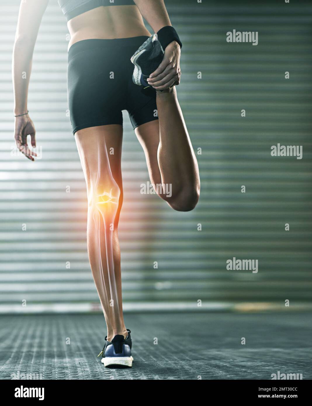Donna, gambe stretching e lesioni al ginocchio in palestra con dolore articolare con 3D overlay per l'allenamento benessere. Esperto di fitness, ologramma a raggi X per l'allenamento Foto Stock