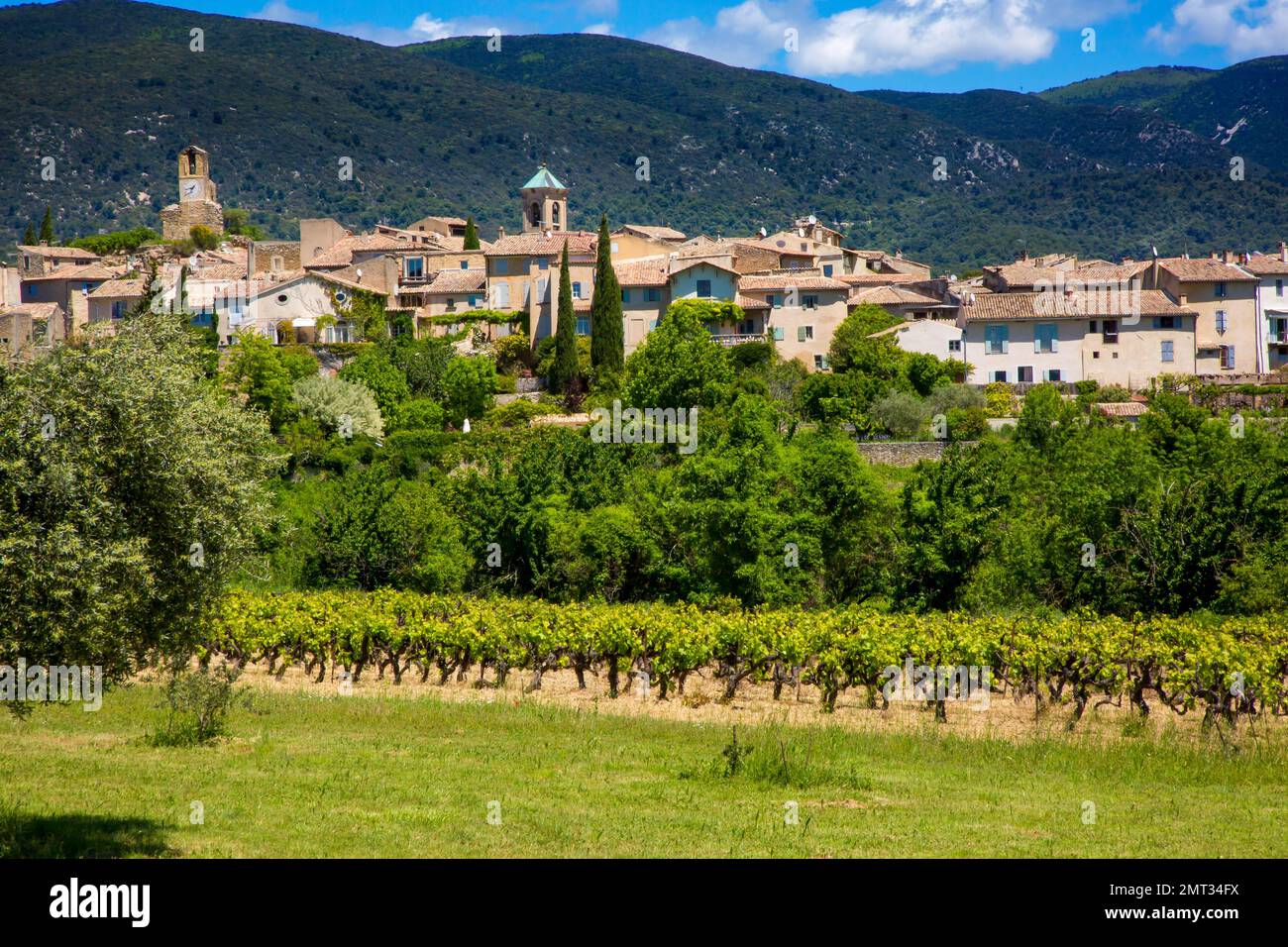 Francia. Provenza. Vaucluse (84) Parco Naturale Regionale del Luberon. Villaggio di Lourmarin. Etichettato come uno dei più bei villaggi di Francia Foto Stock