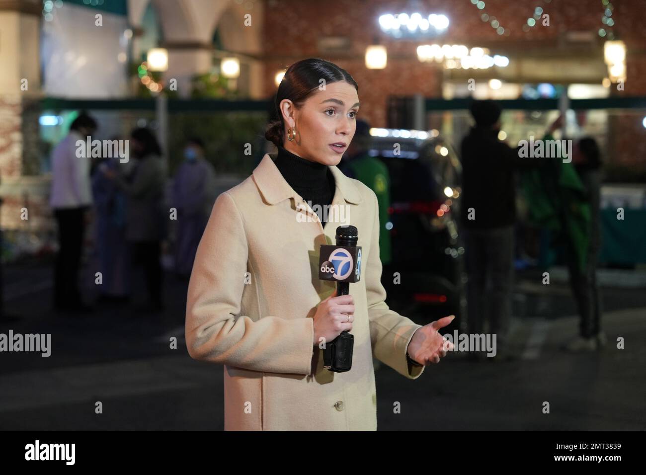 ABC7 testimone oculare della giornalista della comunità Sophie Flay in un memoriale all'esterno dello Star Ballroom Dance Studio martedì 31 gennaio 2023, a Monterey Park, California. Un uomo armato ha ucciso più persone nello studio di danza della sala da ballo il 22 gennaio 2023 durante le celebrazioni del nuovo anno lunare. Foto Stock