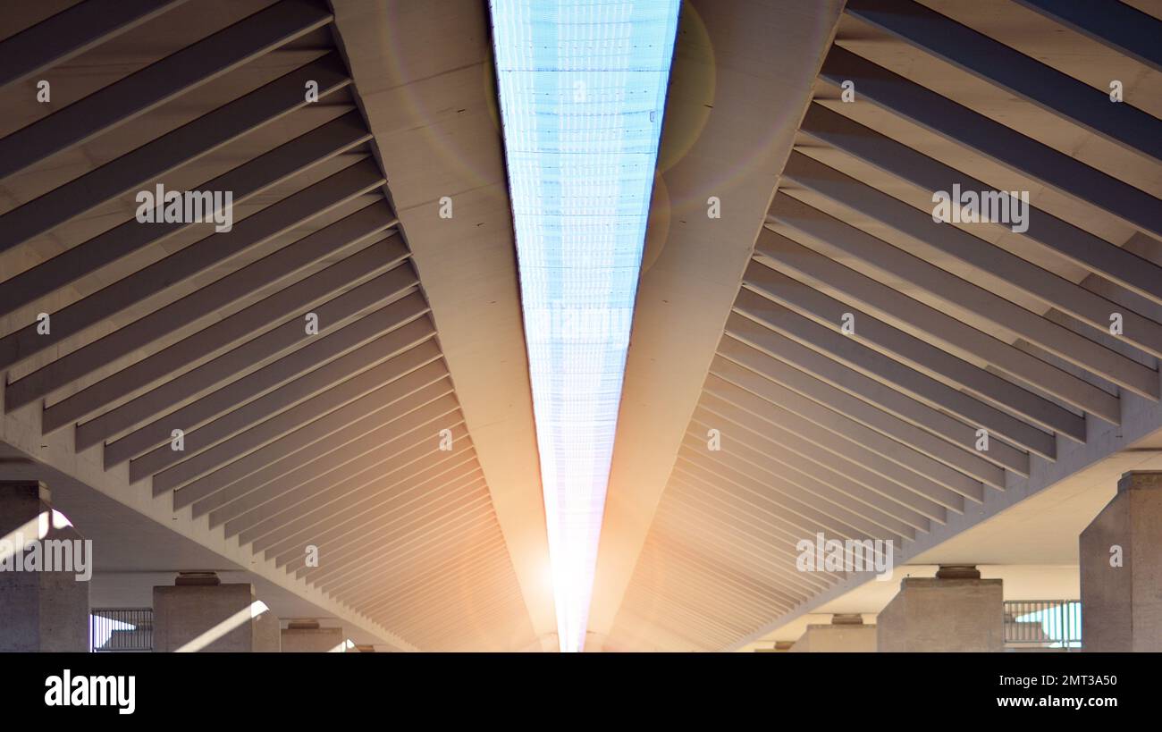 Cavalcavia autostradale ponte struttura in cemento con colonne. Foto Stock