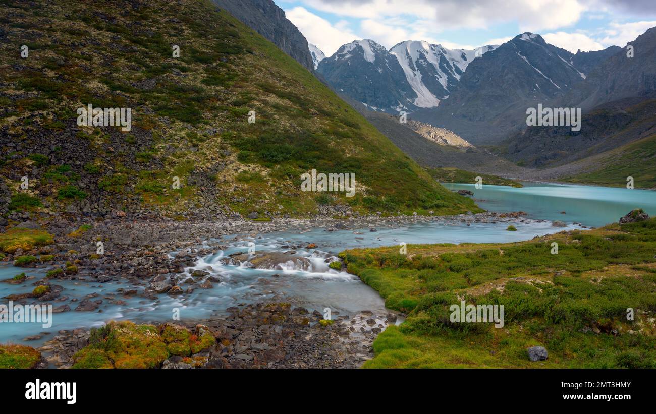 L'acqua turchese del fiume Karakabak scorre dal lago tra le pietre delle montagne Altai. Foto Stock