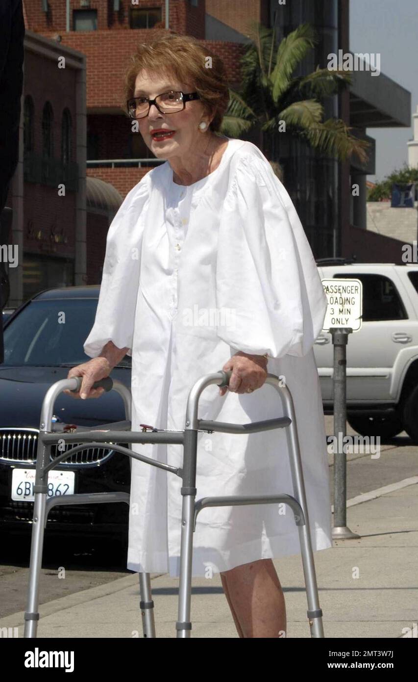 L'ex First Lady Nancy Reagan, vestita in modo impeccabile, lascia un edificio medico a piedi con l'aiuto di un camminatore e di un agente del Servizio Segreto che la aiutò a scendere in un marciapiede. Los Angeles, California. 9/3/09. Foto Stock