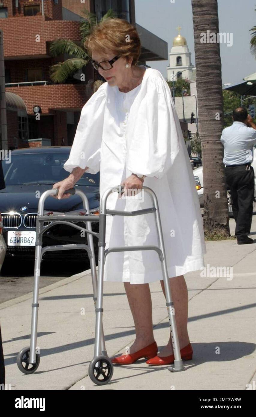 L'ex First Lady Nancy Reagan, vestita in modo impeccabile, lascia un edificio medico a piedi con l'aiuto di un camminatore e di un agente del Servizio Segreto che la aiutò a scendere in un marciapiede. Los Angeles, California. 9/3/09. Foto Stock