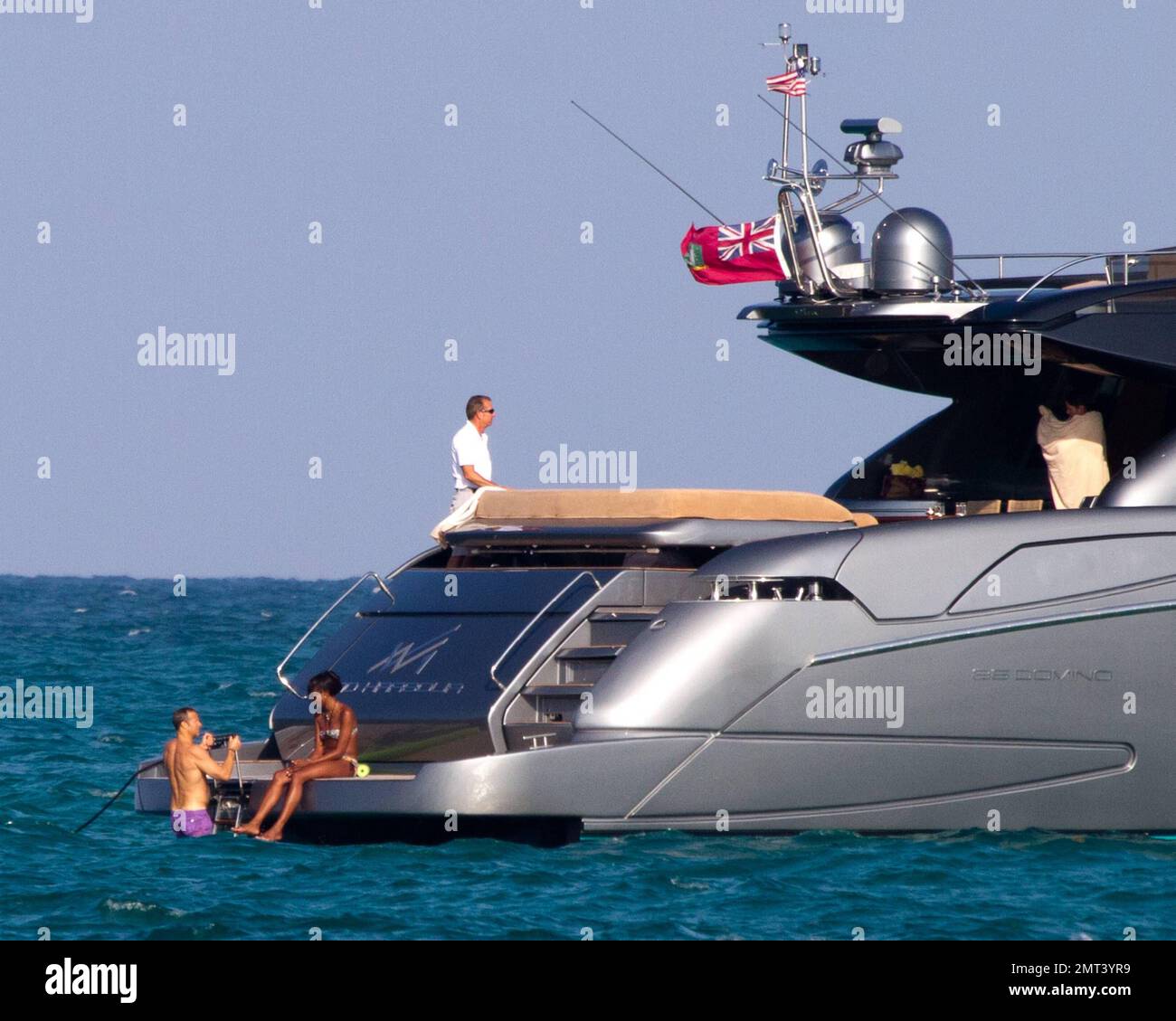 ESCLUSIVO!! Naomi Campbell vive a Miami. Il supermodel fa un rapido tuffo  nel caldo oceano di Miami con il suo fidanzato miliardario, Vladislav  Doronin, sul retro di un super yacht Û5.9 Million