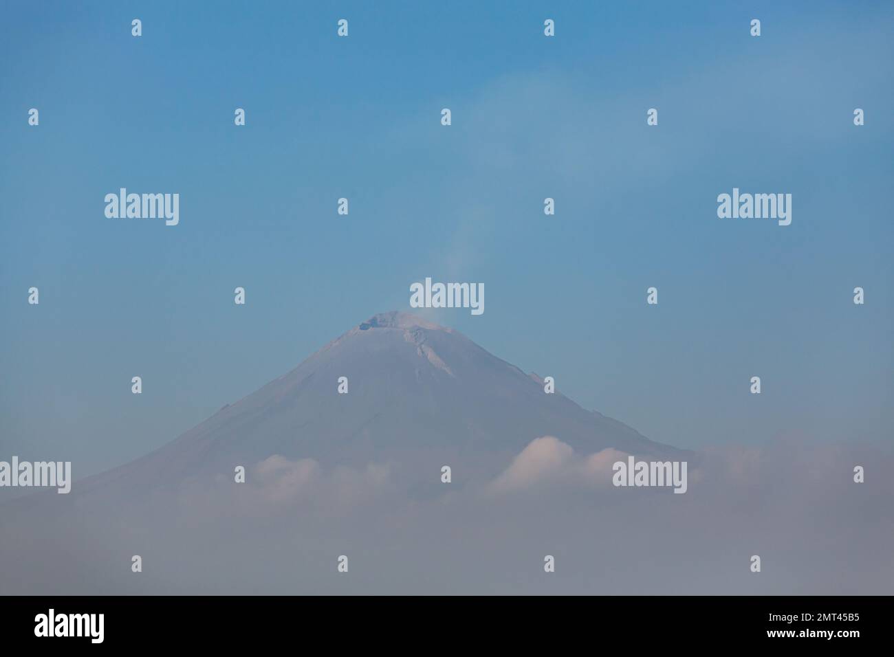 Bellissimo paesaggio preso da Cholula a Puebla, Messico. Vista sul vulcano Popocatépetl e sul Iztaccíhuatl Foto Stock