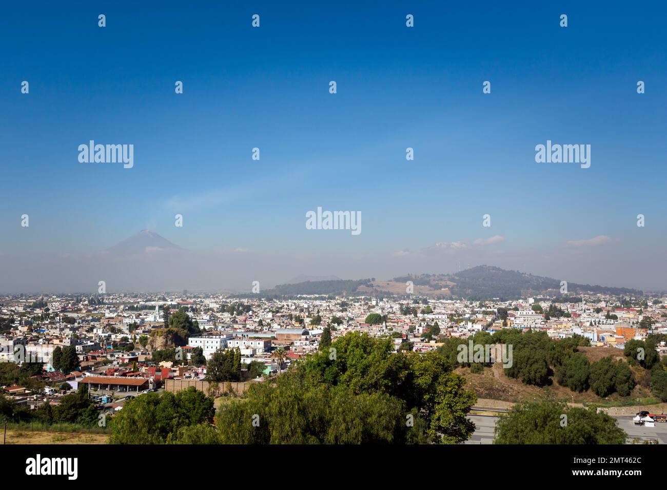 Bellissimo punto di riferimento preso da Cholula a Puebla, Messico. Vista sul vulcano Popocatépetl e sul Iztaccíhuatl Foto Stock