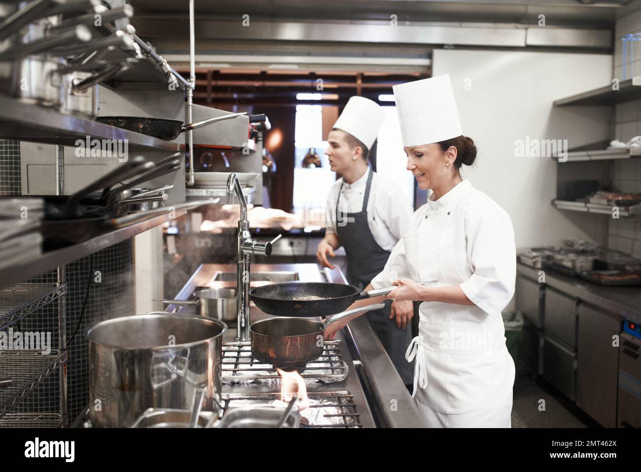 Mettere passione in cucina. il lavoro interno di una cucina professionale. Foto Stock