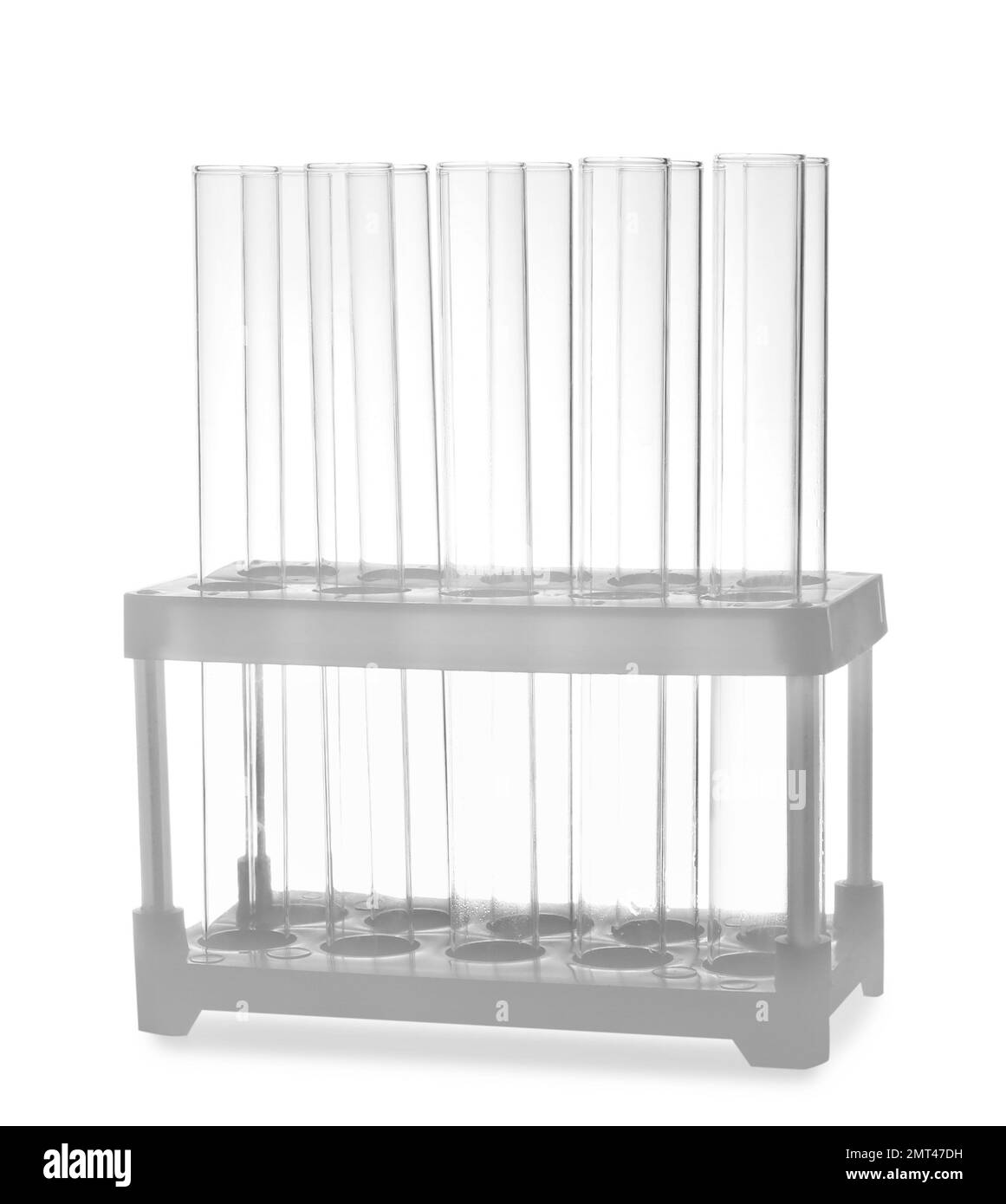 Provette vuote in rack isolato su bianco. Vetreria da laboratorio Foto Stock