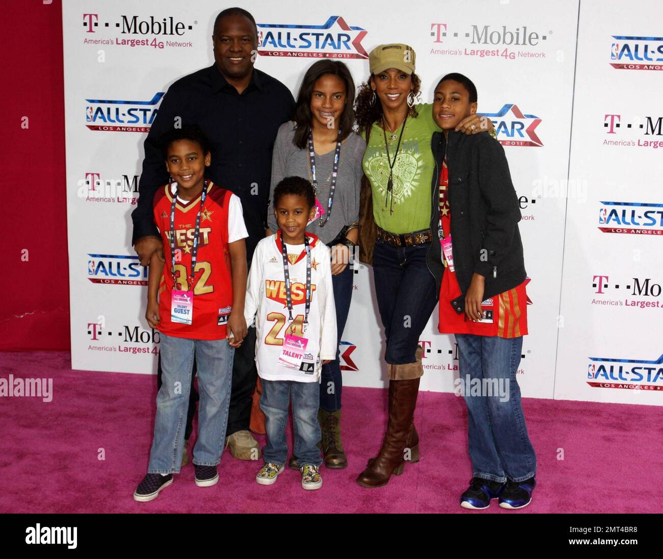 Il calciatore Rodney Peete e l'attrice moglie Holly Robinson Peete con i loro figli, la figlia Ryan e i figli Rodney Jr., Robinson e Roman posano per i fotografi sul tappeto rosa in vista della partita All-Star dell'NBA del 2011 che si tiene allo Staples Center. Los Angeles, California. 02/20/11. Foto Stock