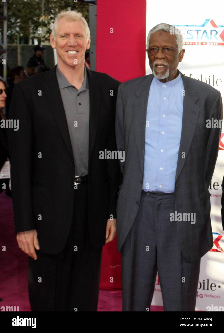 Gli ex giocatori dell'NBA Bill Walton e Bill Russell posano per i fotografi sul tappeto rosa in vista della partita NBA All-Star del 2011 tenutasi allo Staples Center, che ha visto West vincere 148-143 dollari sull'est. Los Angeles, California. 02/20/11. Foto Stock