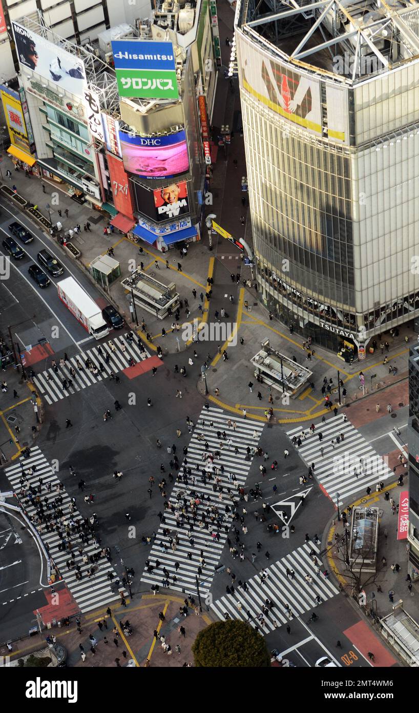 L'iconica traversata di Shibuya vista dalla cima dell'edificio di Piazza Scramble a Shibuya, Tokyo, Giappone. Foto Stock