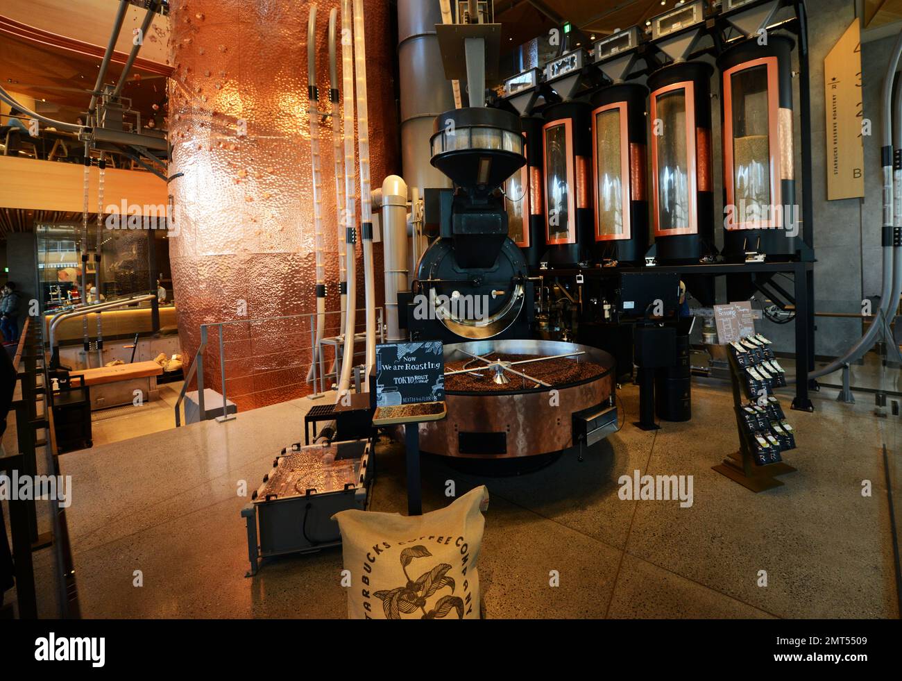 Gli splendidi interni della Starbucks Reserve si trovano a Meguro City, Tokyo, Giappone. Foto Stock