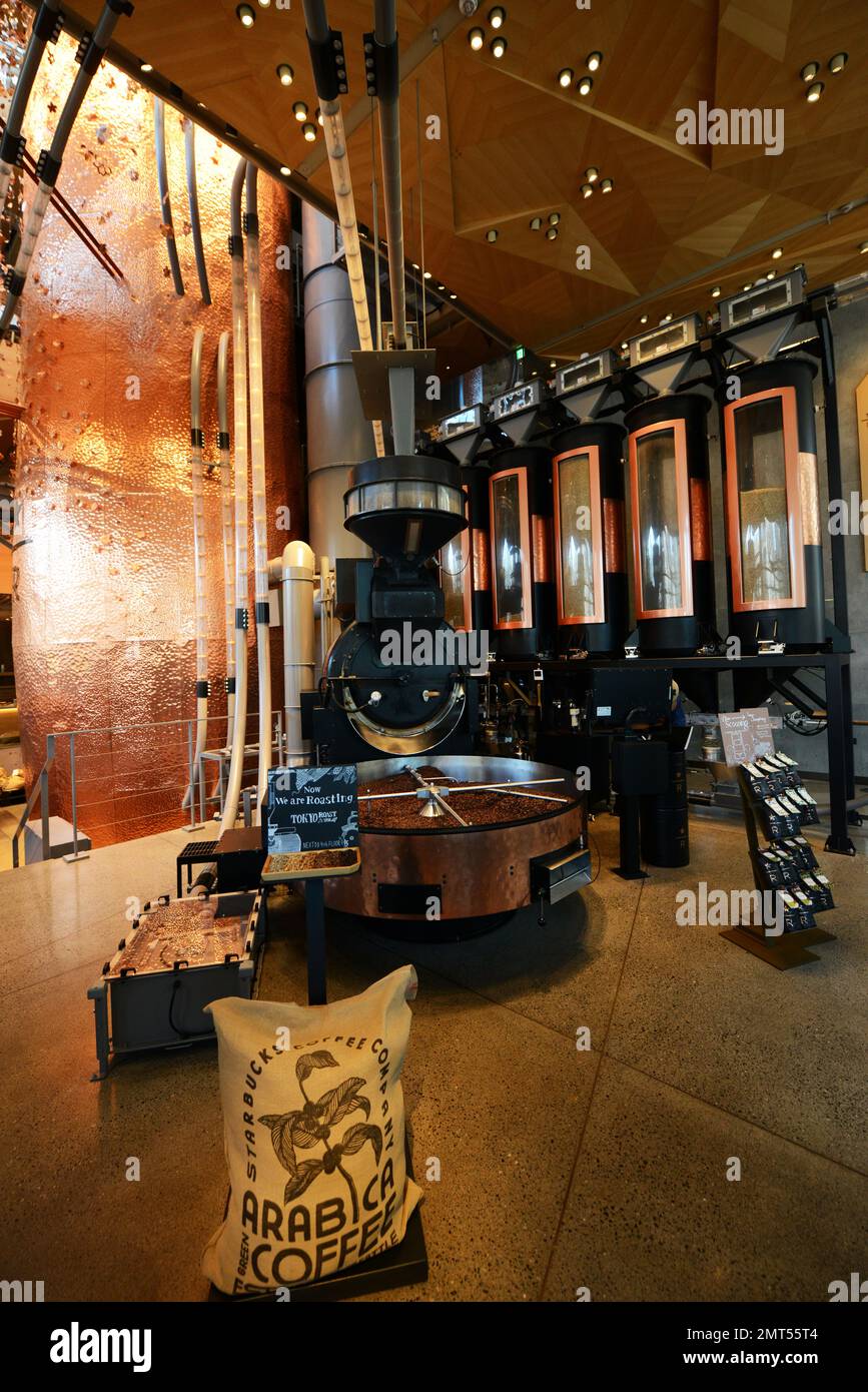 Gli splendidi interni della Starbucks Reserve si trovano a Meguro City, Tokyo, Giappone. Foto Stock