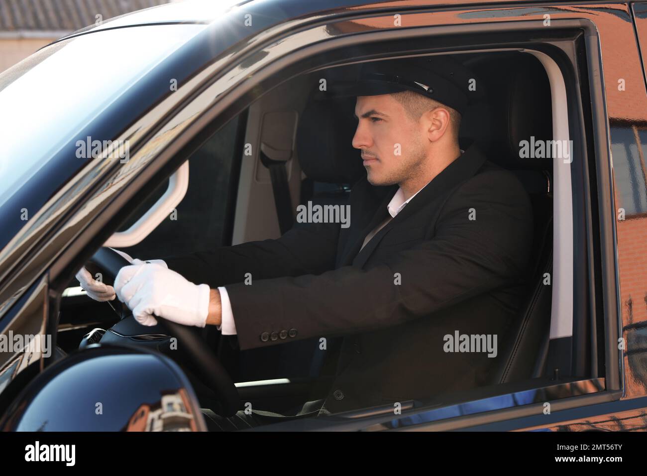 Autista professionista in auto di lusso. Servizio di autista Foto Stock