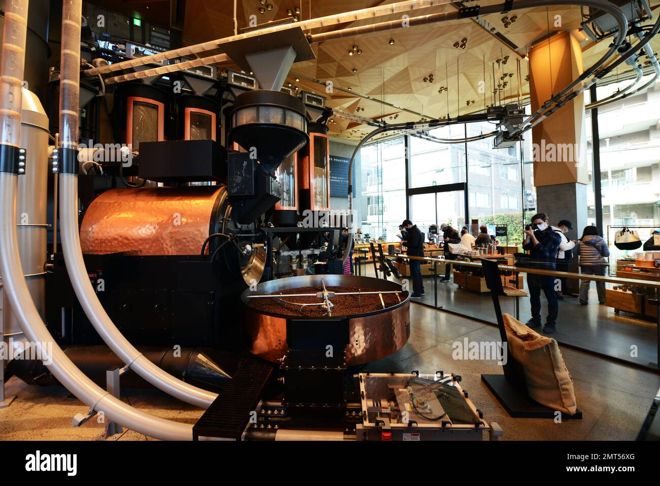 Gli splendidi interni della Starbucks Reserve si trovano a Meguro City, Tokyo, Giappone. Foto Stock