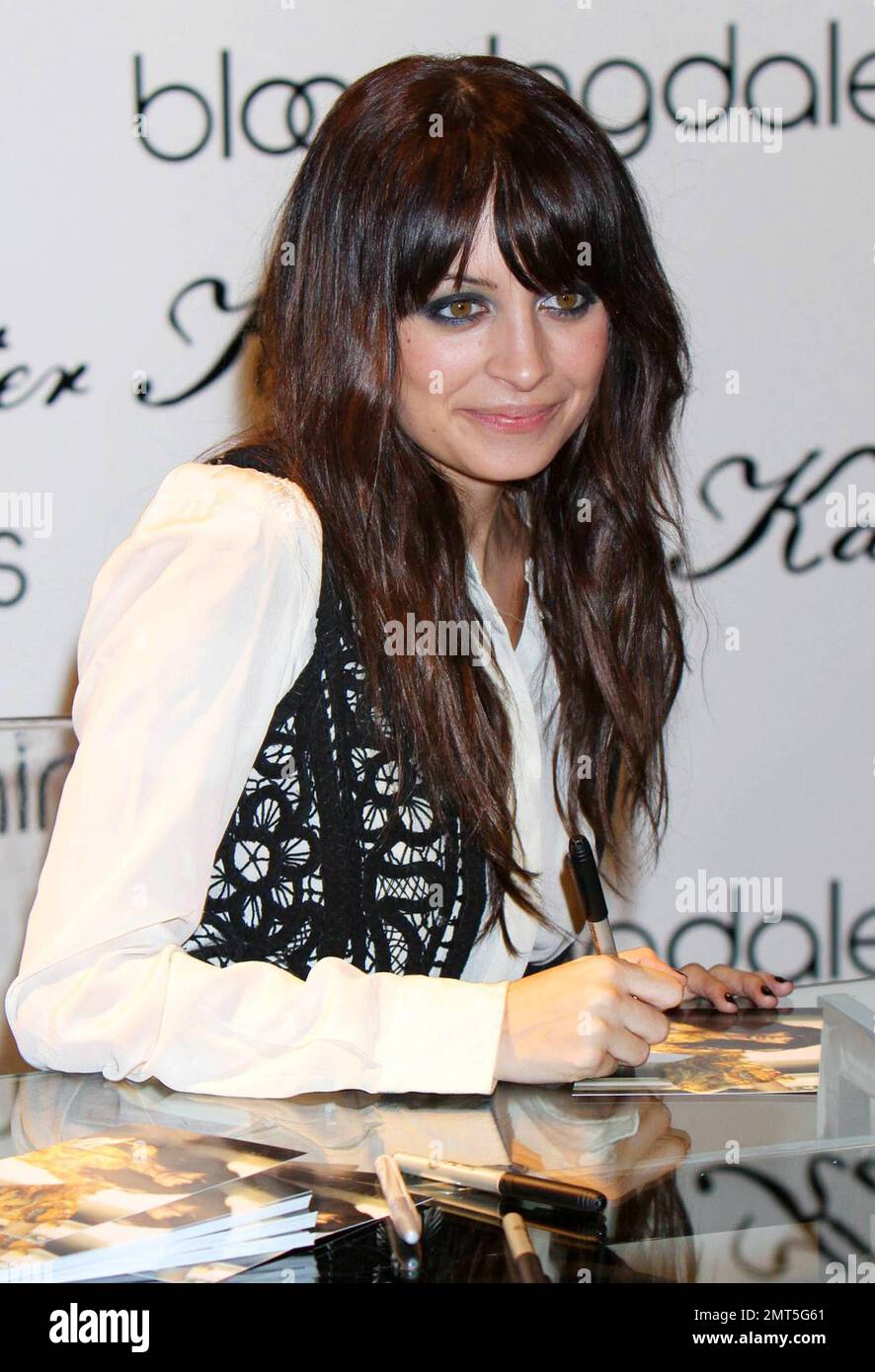 Nicole Richie mostra il suo nuovo anello di fidanzamento mentre firma autografi a Bloomingdale's per debuttare la sua collezione primavera 2010 di Winter Kate. Nicole ha appena confermato che ora è impegnata con il musicista Joel Madden, con il quale ha due figli, la figlia Harlow e il figlio Sparrow. New York, NY. 2/16/10. . Foto Stock