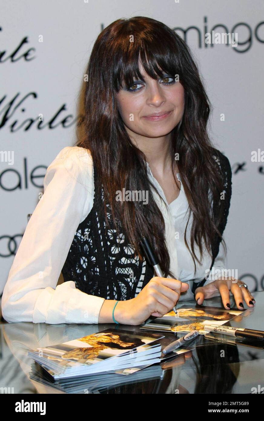 Nicole Richie mostra il suo nuovo anello di fidanzamento mentre firma autografi a Bloomingdale's per debuttare la sua collezione primavera 2010 di Winter Kate. Nicole ha appena confermato che ora è impegnata con il musicista Joel Madden, con il quale ha due figli, la figlia Harlow e il figlio Sparrow. New York, NY. 2/16/10. . Foto Stock