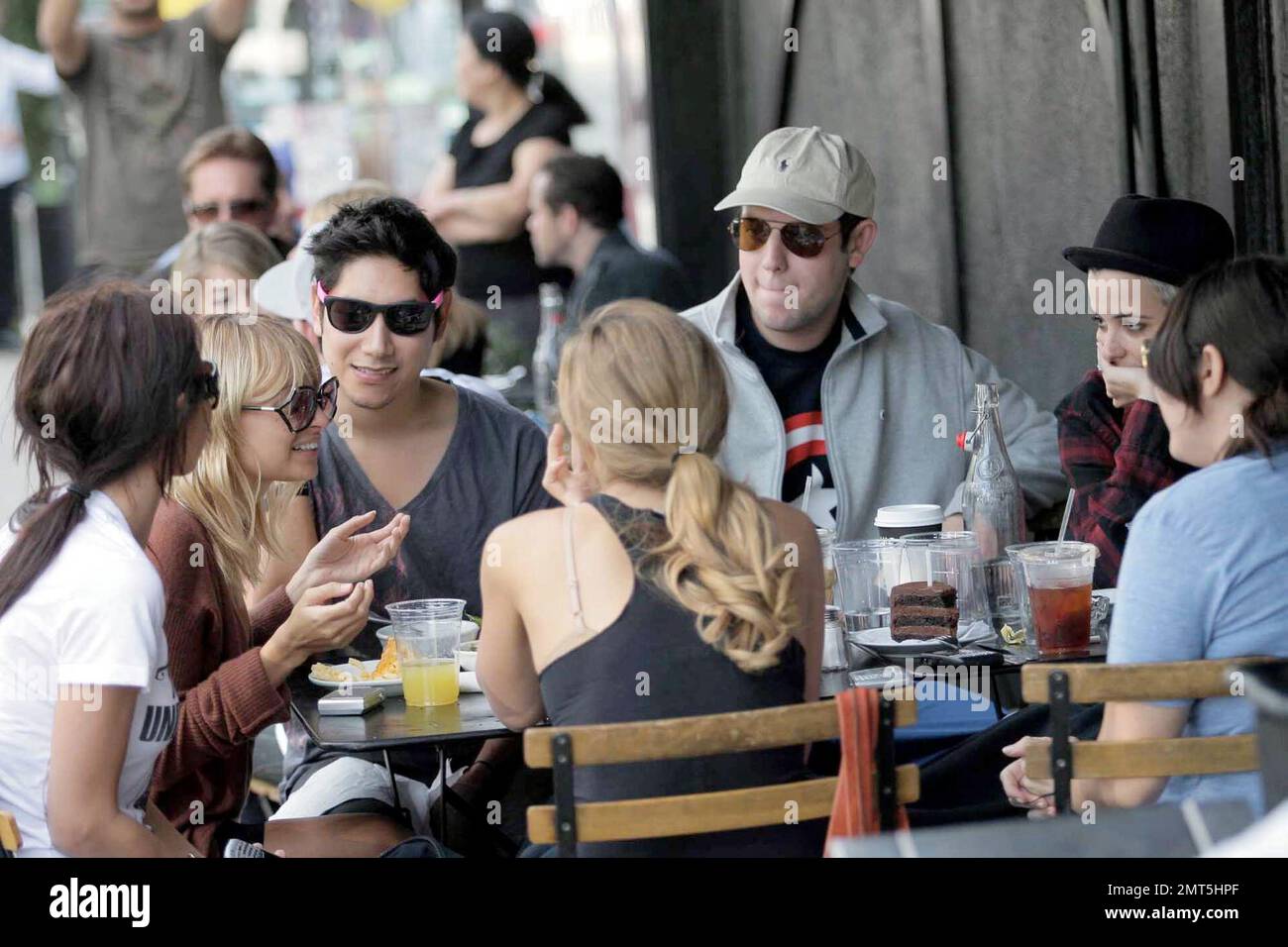 Nicole Richie, le star delle colline Lauren Conrad e Audrina Prigge e DJ Samantha Ronson festeggeranno il pranzo di compleanno per la loro amica Sophia al Joan's, nel terzo ristorante. Nicole, a quanto pare dovuta alla nascita nel gennaio 2008, indossava una camicia baggy che nascondeva il bump del suo bambino e sembrava di essere di ottimo umore, ridendo molto e avendo un grande momento. West Hollywood, California 10/30/07. Tutti Foto Stock