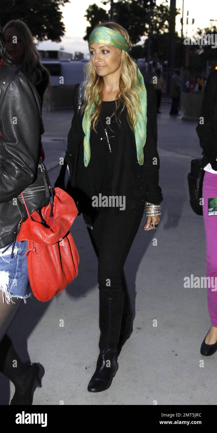 ESCLUSIVO!! Nicole Richie arriva allo Staples Center per guardare il  perofrm di Rihanna. Indossando un vestito nero con una sciarpa verde lime  che ha abbinato il suo distintivo VIP verde, Nicole sembrava