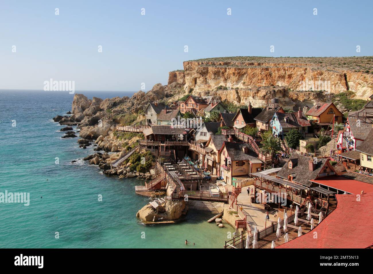Popeye Village sulle rive della Baia di Anchor, Malta Foto Stock