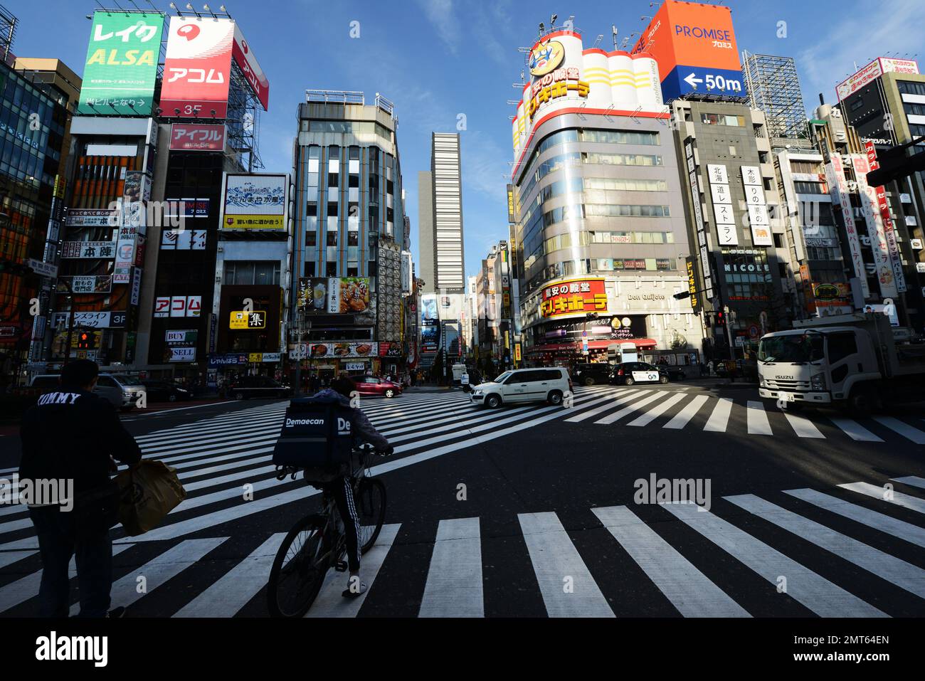 Pedoni che attraversano la strada a Shinjuku, Tokyo, Giappone. Foto Stock
