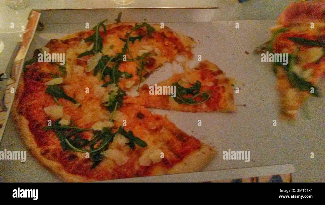 Servizio di consegna pizza per una pizza davvero fresca e deliziosa Foto Stock