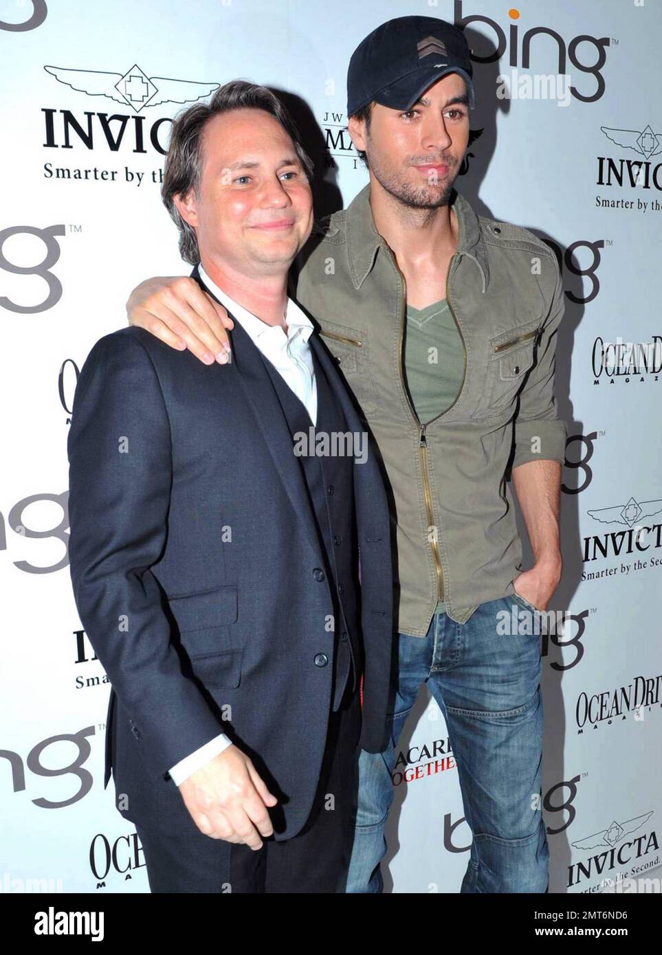 Enrique Iglesias arriva alla festa per il 18th° anniversario della rivista Ocean Drive presentata da Bing tenutasi al JW Marriott Marquis. Una volta all'evento Iglesias ha parlato con i giornalisti e ha posato per le foto con Jason Binn, fondatore e presidente di Niche Media. Miami, Florida. 03/09/11. Foto Stock