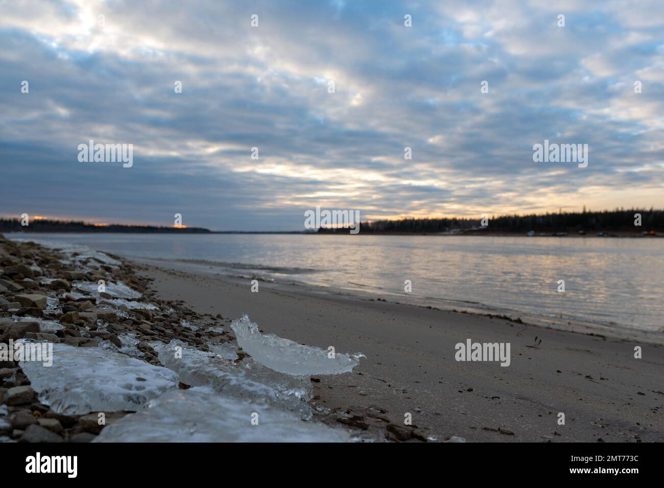 Piccoli carri di ghiaccio del primo ghiaccio si trovano sulla riva sabbiosa del fiume Vilyui a Yakutia all'inizio dell'inverno. Foto Stock