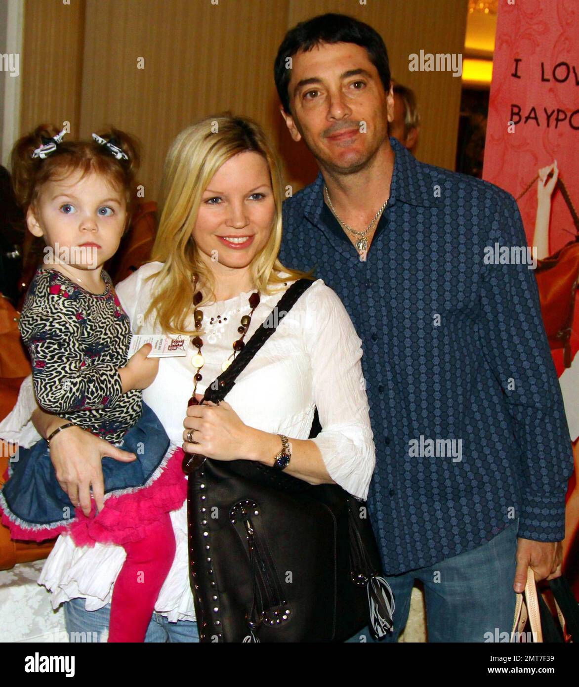 Scott Baio (con la moglie Renee Sloan e la figlia Bailey Deluca) partecipa alla prima Oscar Suite annuale di 100 Stelle, la prima Oscar Gifting Suite tenutasi presso il Beverly Hills Hotel, Beverly Hills, California, 02/23/10. . Foto Stock