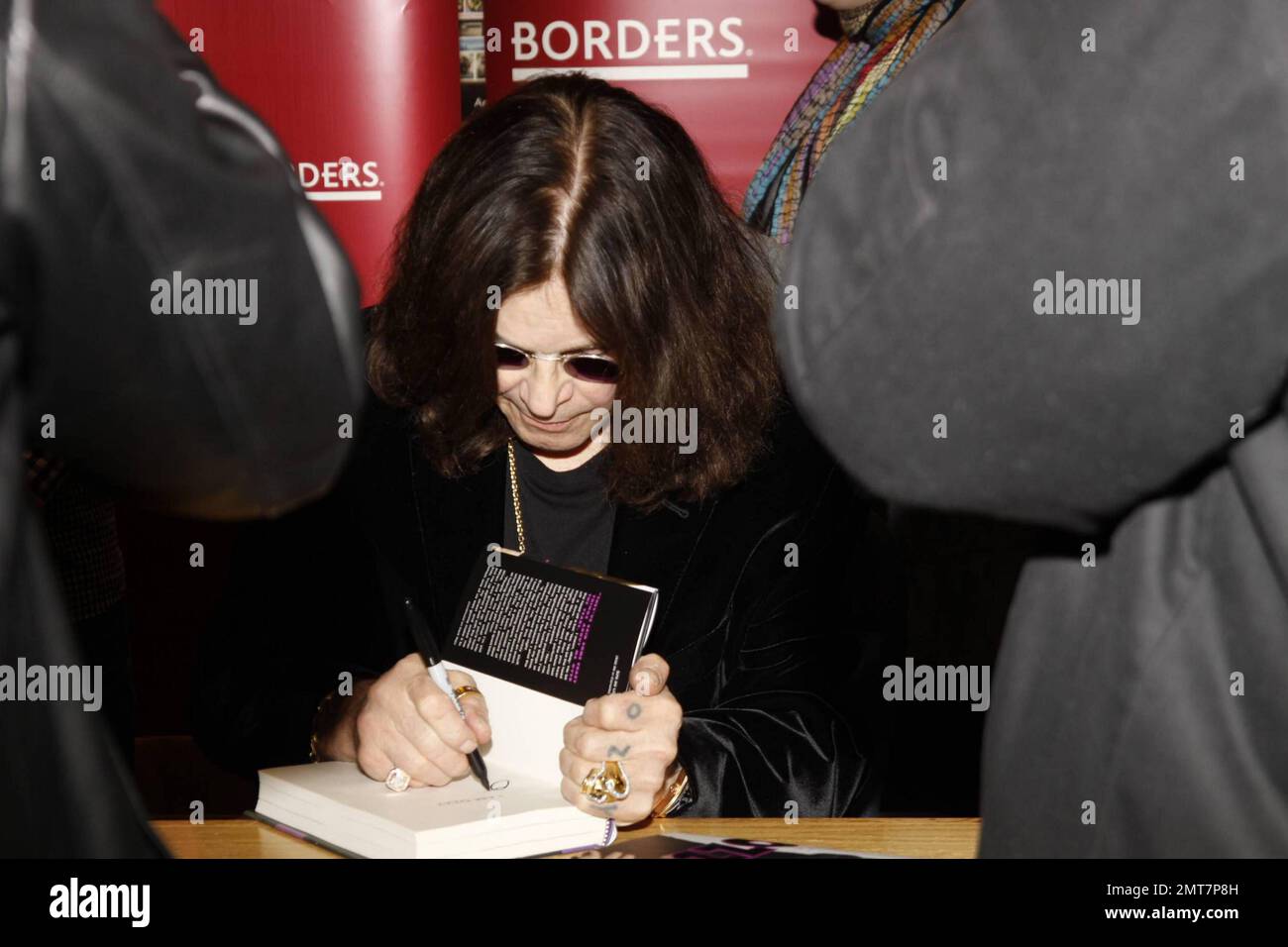 Rocker Ozzy Osbourne firma copie del suo nuovo libro 'i Am Ozzy' a Borders Books and Music on Avenue of the Arts a Philadelphia, PA. 1/27/10. Foto Stock