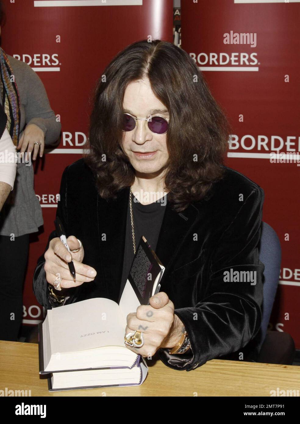 Rocker Ozzy Osbourne firma copie del suo nuovo libro 'i Am Ozzy' a Borders Books and Music on Avenue of the Arts a Philadelphia, PA. 1/27/10. Foto Stock