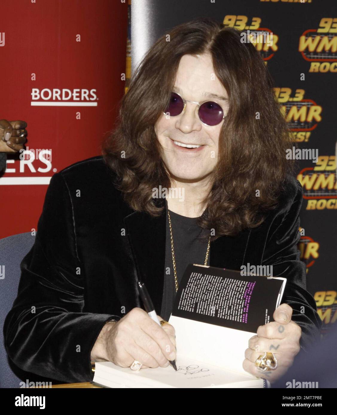 Rocker Ozzy Osbourne firma copie del suo nuovo libro 'i Am Ozzy' a Borders Books and Music on Avenue of the Arts a Philadelphia, PA. 1/27/10. Foto Stock