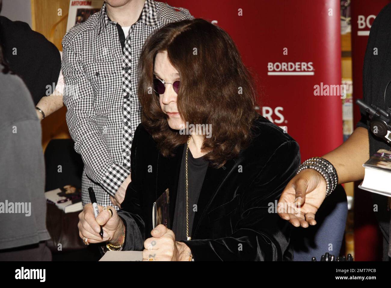 Rocker Ozzy Osbourne firma copie del suo nuovo libro 'i Am Ozzy' a Borders Books and Music on Avenue of the Arts a Philadelphia, PA. 1/27/10. Foto Stock