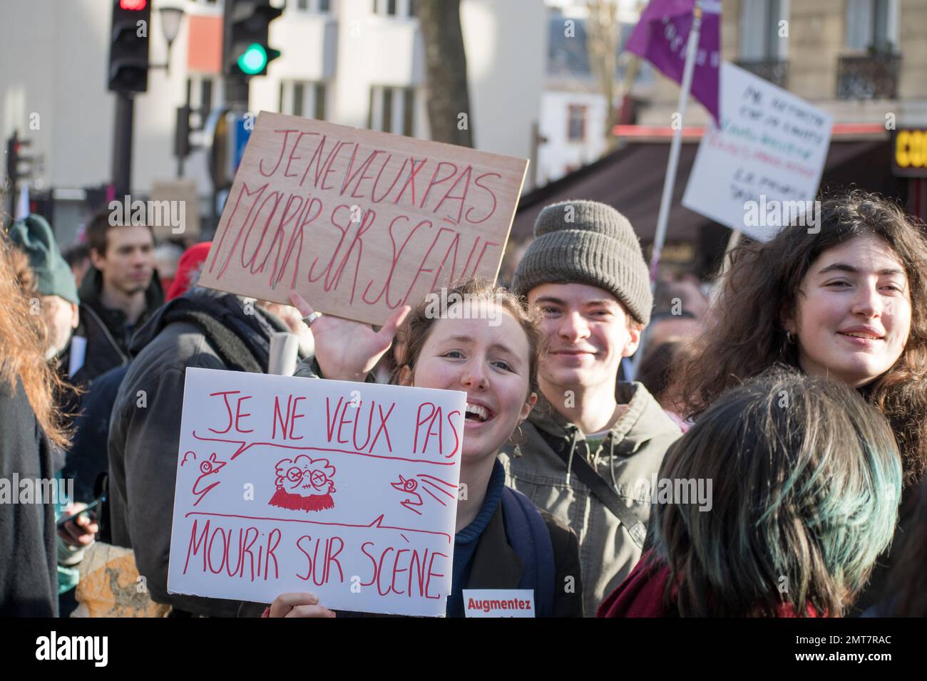 Parigi, Francia, 31th gennaio 2023. Giovani con bandiere contro la riforma delle pensioni del governo - Jacques Julien/Alamy Live News Foto Stock