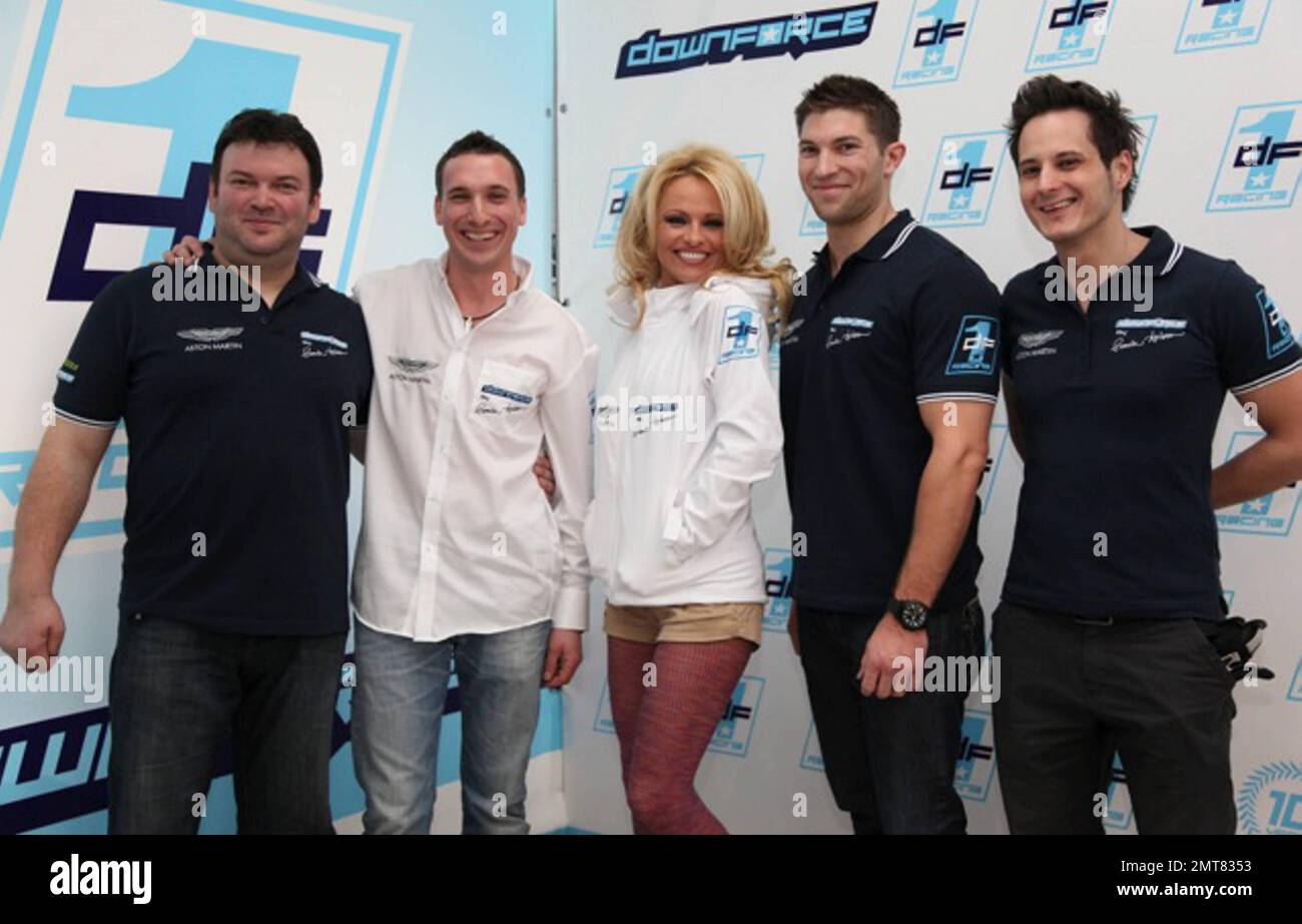 Pamela Anderson può ora includere Racecar Team Owner nella sua lunga lista di progetti. PAM ha ora lanciato il suo team, Downforce1 di Pamela Anderson, dicendo che è sempre stata una grande fan delle corse e, in un recente evento, ha dichiarato: 'Le auto veloci e le donne veloci vanno insieme e qui siamo circondati da uomini. Mi piace." Il team di PAM possiede una Ferrari 458 Italia GT3 e parteciperà alle gare FIA GT3, GT Open e ADAC GT Masters insieme alla prima GT Open Race in Portogallo alla fine del mese. Los Angeles, California. 4th aprile 2012. Foto Stock